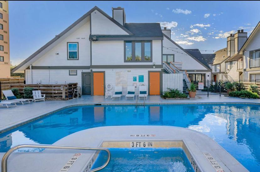 The Cozy Clouds Resort At Nrg Houston Esterno foto