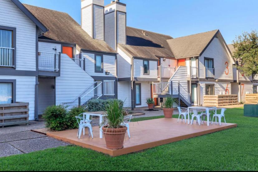 The Cozy Clouds Resort At Nrg Houston Esterno foto