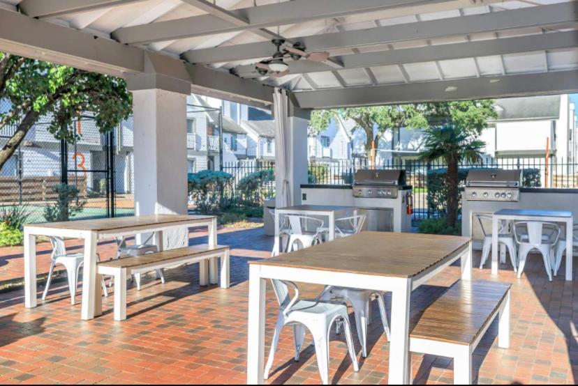 The Cozy Clouds Resort At Nrg Houston Esterno foto